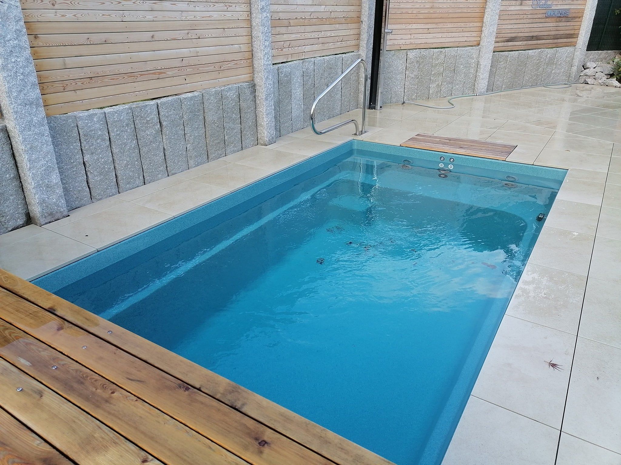 Betaalbare plunge pool aangelegd door een ervaren en professionele zwembadbouwer