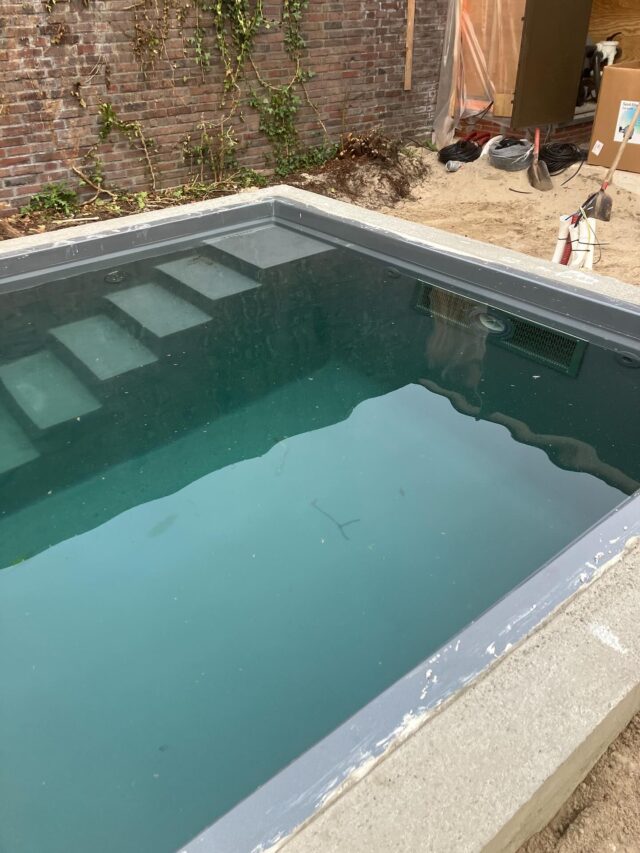 Afgelopen weken waren wij in #Weesp
Vorige week zat het wat tegen bij het graven door de fijne combinatie van opgereden zand en grondwater 😞 maar toen we dat onder controle hadden lag er ook nog een betonnen funderingsbalk door het te ontgraven cuvet.
Gelukkig kon ik de #betonboorder voor de volgende ochtend strikken zodat we een betonnen balkt van 4m eruit konden scheppen 😅 en de #planning ongewijzigd konden voortzetten.
Deze week de plaatsing van het full vinylester monoblok zwembad in de kleur basalt. Aangevuld met isolerend #schuimbeton en een bovenrand van gewapend #beton voor een constructief en solide geheel.
Het eindresultaat laat helaas nog opzich wachten omdat de verbouwing van de woning wat uitloopt maar naar verwachting zal de tuinman volgend jaar verder gaan en een mooi vlonder terras eromheen plaatsen.

#zwembadbouwer
#zwembadbouw
#zwembadbouwen
#zwembad
#zwembaden
#plungepool
#plungepools