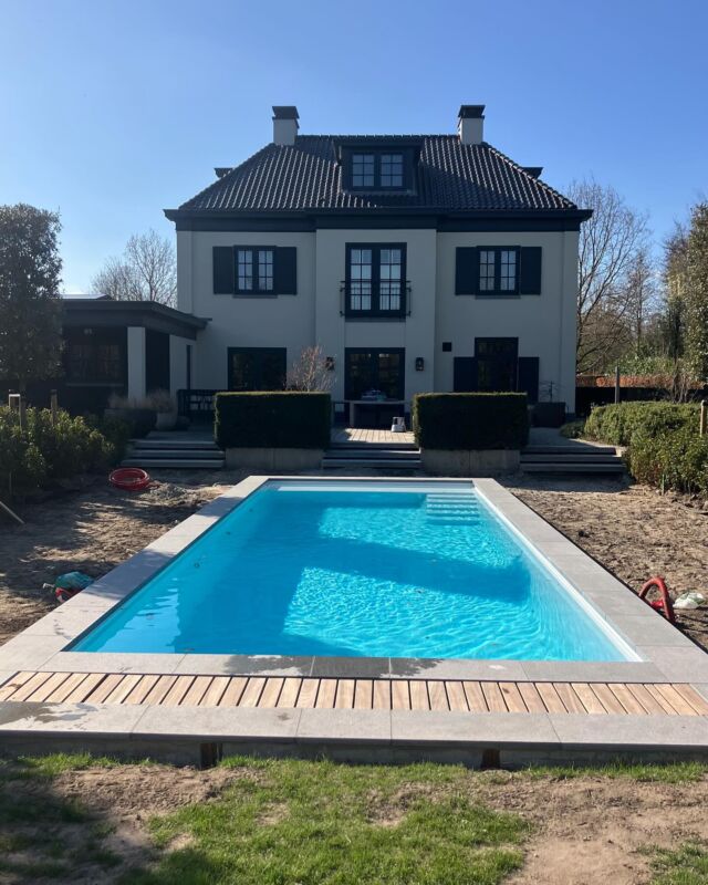 Dit zwembad hebben wij afgelopen week ook nog opgeleverd te #Almere
Full vinylester monoblok type la plage 12 in de kleur snow white.
Onze opdrachtgever maakt er nog een mooi vlonder terras omheen en dan is het plaatje pas echt compleet.

#zwembadbouwer
#zwembadbouw
#zwembadbouwen
#zwembad
#zwembaden
#plungepool
#plungepools