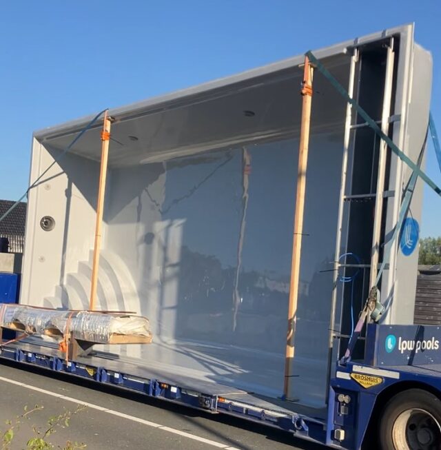 Afgelopen week waren wij in #Aalsmeer voor de plaatsing van een full vinylester monoblok zwembad type Carre in de kleur pearl grey.

#zwembadbouwer
#zwembadbouw
#zwembadbouwen
#zwembad
#zwembaden
#plungepool
#plungepool