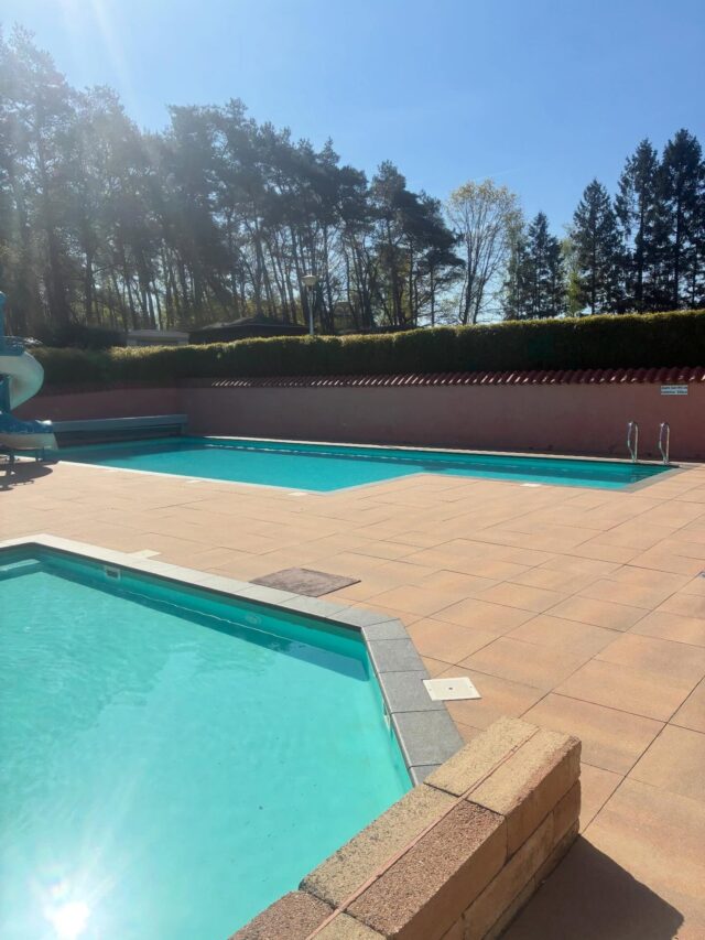 #Camping Speulderbos te #Garderen is weer gereed voor het nieuwe zwemseizoen 🏊‍♀️ 
Oorspronkelijk zouden wij deze winter enkel de filter inhoud wissellen maar na inspectie bleek de doppenbodems gescheurd te zijn waarna we over zijn gegaan tot het vervangen van de filters.
Twee mooie d-1000mm ketels die wij op een haar na door het kozijn konden krijgen.
✅ Filters voorzien van een meerlaagsfiltratie met hydro-antraciet.
✅ Systeem voorzien van een constante vlokdosering.
✅ pompen opnieuw ingeregeld op filtratie & backwash snelheid.
✅ Onderhoud en ijken van de doseercomputer.

Zwembadbouwer.nl ook voor (klein)openbaar