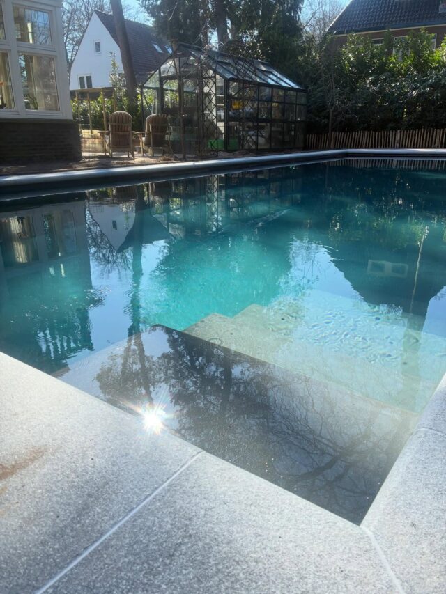 Afgelopen week waren wij in #Bilthoven voor de plaatsing van een full vinylester monoblok type XL. Dit is het grootste bad wat wij kunnen leveren uit vinylester composiet met een afmeting van 12-4,7m heb je gegarandeerd zwemplezier voor de hele familie.
Rondom het zwembad hebben we een G633 lichtgrijs granieten rand geplaatst wat altijd mooi combineert met het basalt grijze zwembad.

#zwembad
#zwembaden
#zwembadbouwer
#zwembadbouw
zwembadbouwers