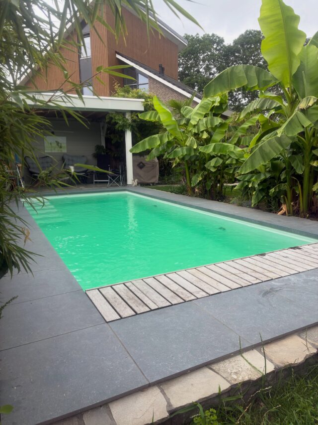 Caribisch groen een kleur die je niet zo vaak ziet. 

Maar dit witte zwembad zou eigenlijk “hemelsblauw” moeten opkleuren.
De automatisering gaf de juiste waardes aan maar wie controleert de waardes daarvan?
Een zwembad bouwen is pas het begin. Onderhoud is essentieel, zeker bij automatiseringen. Daarom hebben wij halfjaarlijks onze “checkup” ronde. 
Hier meten wij mbv een fotometer de exacte waardes van het zwembadwater. Indien nodig kalibreren of vervangen wij meetelektrodes. We lopen de gehele installatie na en vervangen slijtage onderdelen voordat dit problemen gaat geven.

Het resultaat: maximaal zwemplezier.