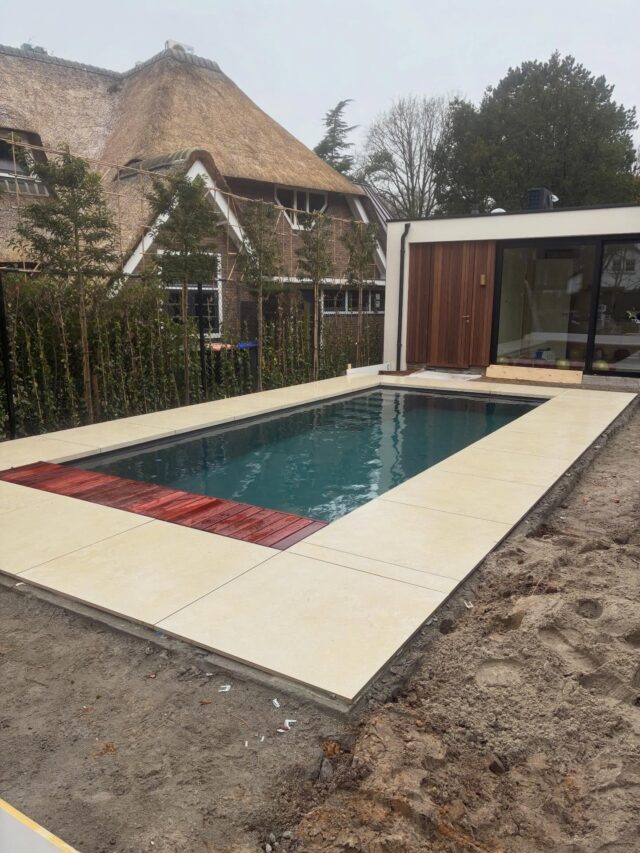 Afgelopen week waren wij in #Laren voor de installatie van een full vinylester zwembad type City+ in de kleur “basalt grey” 
Het geheel hebben wij rondom afgewerkt met een 1-1m keramische randtegel. Nu kan de tuinman weer verder met de rest van de tuin.

#zwembad
#zwembaden
#zwembadbouwer
#zwembadbouw
zwembadbouwers
plungepool
plungepools