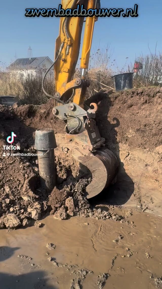 Afgelopen week waren wij in #Almere
Het was weer een hoop grondwater in Oosterwold, maar daar liggen wij niet meer wakker van. Het betonnen fundament staat en volgende week de opbouw van de rest van dit bouwkundige zwembad.

#zwembad
#zwembaden
#zwembadbouwer
#zwembadbouw
zwembadbouwers
plungepool
plungepools