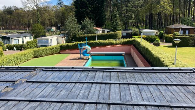 Vandaag waren wij bij een #camping te #Garderen om het zwembad te voorzien van 70m2 solarmatten.
Met deze epdm matjes zal tijdens de aankomende zonnige tijd het zwembad lekker op temperatuur worden gehouden.
Met een #solar systeem kan u het zwembad in de periode mei t/m september goed verwarmen alleen obv de zon ☀️ 

#zwembadbouwer
#zwembadbouw
#zwembadbouwen
#zwembad
#zwembaden
#plungepool
#plungepools