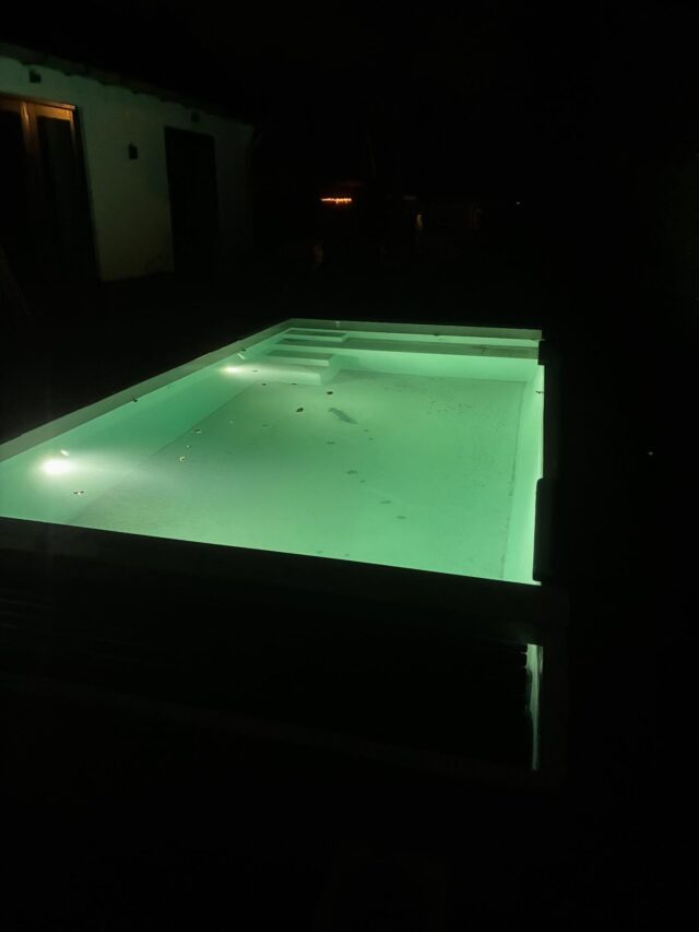 Vanochtend in #Laren hadden we twee extra bouwlampjes tijdens het plaatsen van de #schellevis randtegels 😊

#zwembad
#zwembaden
#zwembadbouwer
zwembadbouw
zwembadbouwers
plungepool
plungepools