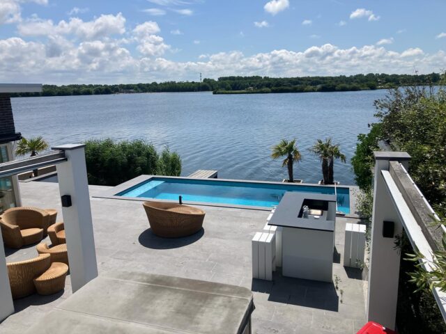 Ik was eigenlijk een #warmtepomp op het dak aan het aansluiten maar “what a view”
Dit pareltje van een #glasmosaiek zwembad mochten we alweer 3jaar geleden plaatsen in #Lelystad

#zwembadbouwer
#zwembadbouw
#zwembadbouwen
#zwembad
#zwembaden
#plungepool
#plungepool
