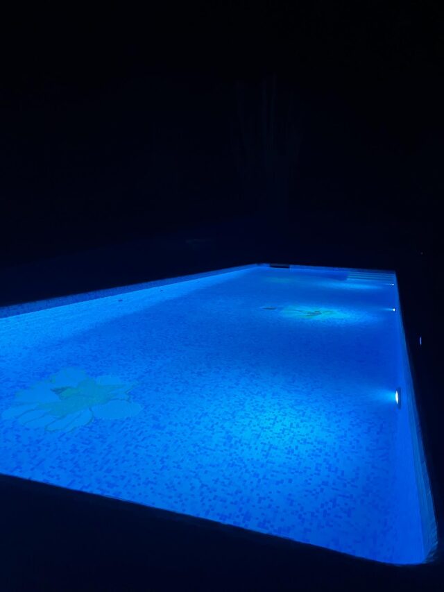 Vorig jaar werd ik benaderd door iemand die een zwembad zelf wilde gaan bouwen op #Bonaire . Normaal bouwen wij het allemaal zelf,  maar vond dit wel een leuk project. Wij hadden een aanbieding gemaakt voor de levering van producten, benodigd tekenwerk en advies voor de juiste installatie van de inbouwdelen en de techniek.
Halverwege dit jaar werd ik weer benaderd of ik niet naar Boinare wilde komen om te helpen met het pijpwerk en de techniek. Eeeuuhhmm nu ben ik een beetje druk maar in de #herfstvakantie kan ik wel een #werkvakantie inplannen.
Zo gezegd zo gedaan en het resultaat mag er zijn.

#zwembadbouwer
#zwembadbouw
#zwembadbouwen
#zwembad
#zwembaden
#plungepool
#plungepools