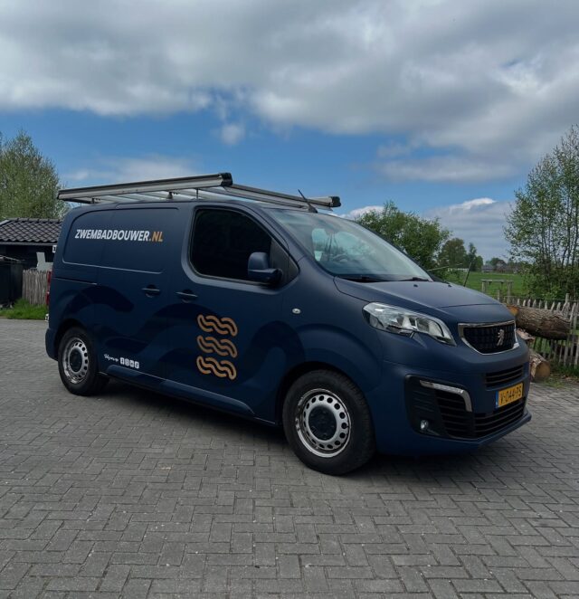 BUSJE | Het werd tijd om de bestickering van ons busje te laten aansluiten op onze vernieuwde huisstijl. Bedankt @textlinereclamecentrum! We rijden weer in stijl rond. 

#zwembadbouwer #zwembadbouw #zwembadbouwen #zwembad #zwembaden #plungepool #tuinideeën #peugeotexpert