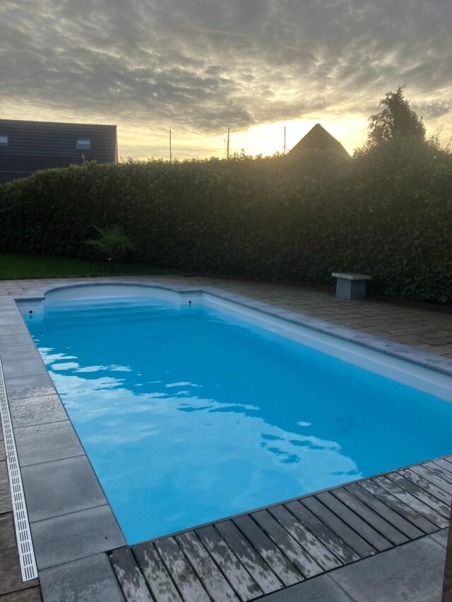 Een ongekend mooi najaar. Normaal pakken we nog wel eens een regenpak uit de bus tijdens het #winterklaar maken. Maar dit jaar gaat de jas al uit om acht uur.
De afgelopen weken de laatste zwembaden afgesloten, alleen in week 51 nog een korte ronde van de echte “die-hard” zwemmers en dan is het jaar alweer rond en gaan we weer voor een prachtig 2026 !

#zwembadbouwer
#zwembadbouw
#zwembadbouwen
#zwembad
#zwembaden
#plungepool
#plungepools