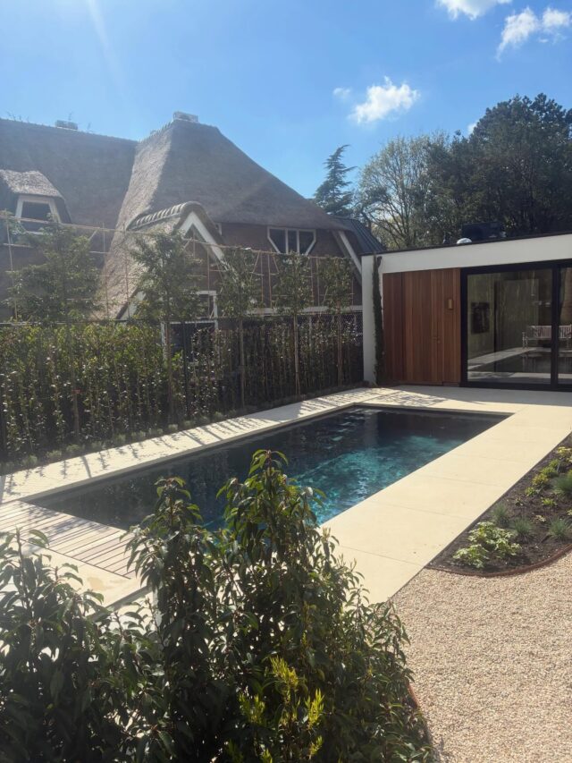 Was vandaag nog even in #Laren waar wij twee maanden terug dit zwembad hebben gerealiseerd.
Met een beetje zonlicht ☀️ kleur het vinylester in de kleur basalt grey altijd weer een stuk mooier 😎

#zwembad
#zwembaden
#zwembadbouwer
#zwembadbouw
zwembadbouwers
plungepool
plungepools