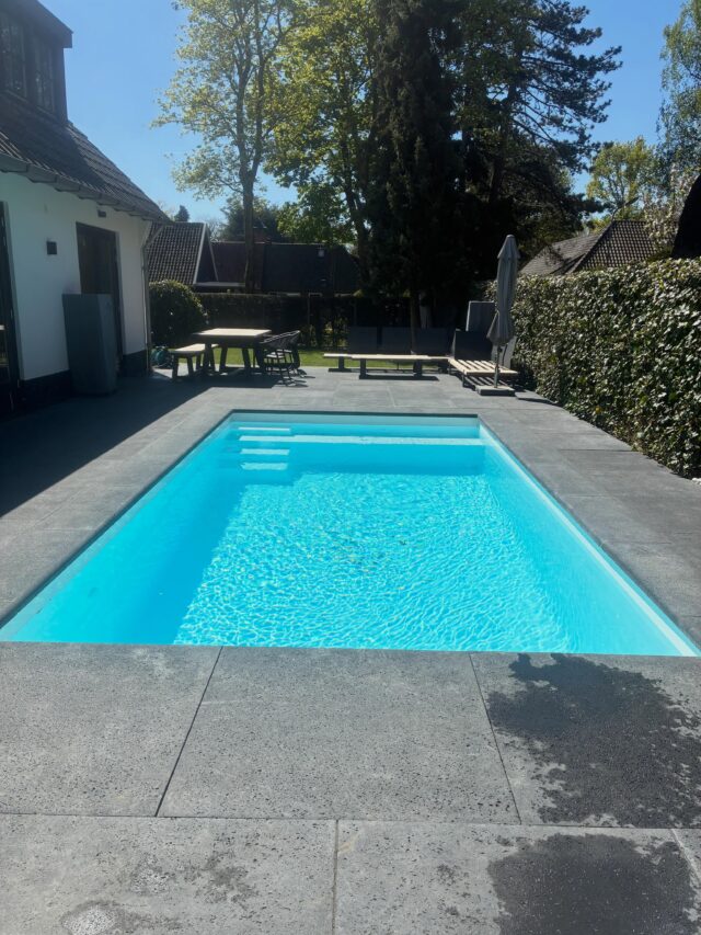 Dit pareltje hadden wij afgelopen december al geplaatst in #Laren maar met een beetje  zon☀️ kleurt het zwembad net wat mooier hemelsblauw.
Vinylester monnoblok type Fetuna 7 in de kleur wit.
Afgewerkt met Schellevis tegels. Ook het rolluik hebben wij afgewerkt met 1-1m tegels zodat de afdekking direct onder het terras weg rolt.

#zwembad
#zwembaden
#zwembadbouwer
#zwembadbouw
zwembadbouwers
plungepool
plungepools