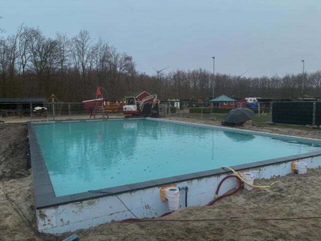 In opdracht van Silver lake pools. Een #camping #zwembad voorzien van een licht grijze #zwembadfolie. 
Het zwembad heeft een afmeting van 18,0-10,0-1,35m en uiteraard lassen wij dit met onze #lasrobot.