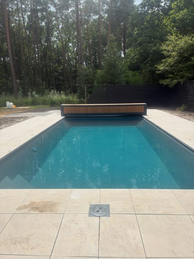 Afgelopen maand waren wij in #Hulshorst voor een #poolrenew om dit oude zwembad weer wat leven in te blazen.
Het gehele zwembad hebben we gestript en er een antraciete zwembadfolie erin gelast. Mooie keramische 60-60 randsteen om het geheel aangebracht en ook de tegels voor de bestrating mogen leveren. Omdat dit zwembad schuine wanden heeft hebben we gekozen voor een polycarbonaat solar lamellen afdekking in een opbouw variant met een mooie omkasting van aluminium&polywood

#zwembad
#zwembaden
#zwembadbouwer
zwembadbouw
zwembadbouwers
plungepool
plungepools